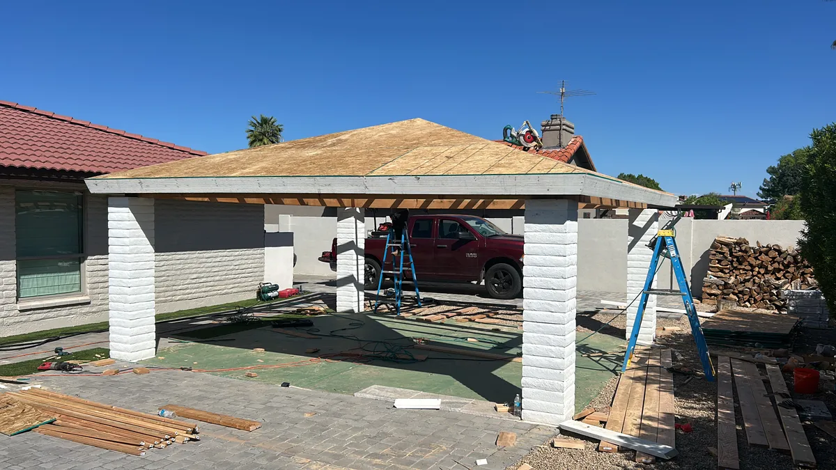Trabajo de carpintería de Estrella Brothers: construcción de un patio techado